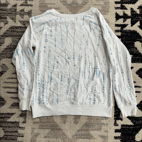 It’s all bueno white crew next shirt with pattern - Picture 2 of 6